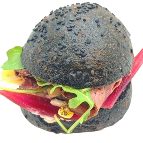 Pain burger ultra moelleux, crème d'oignons et fromage, pastrami de bœuf épicé, tommes aux fleurs, roquette et pickles d'oignons rouges