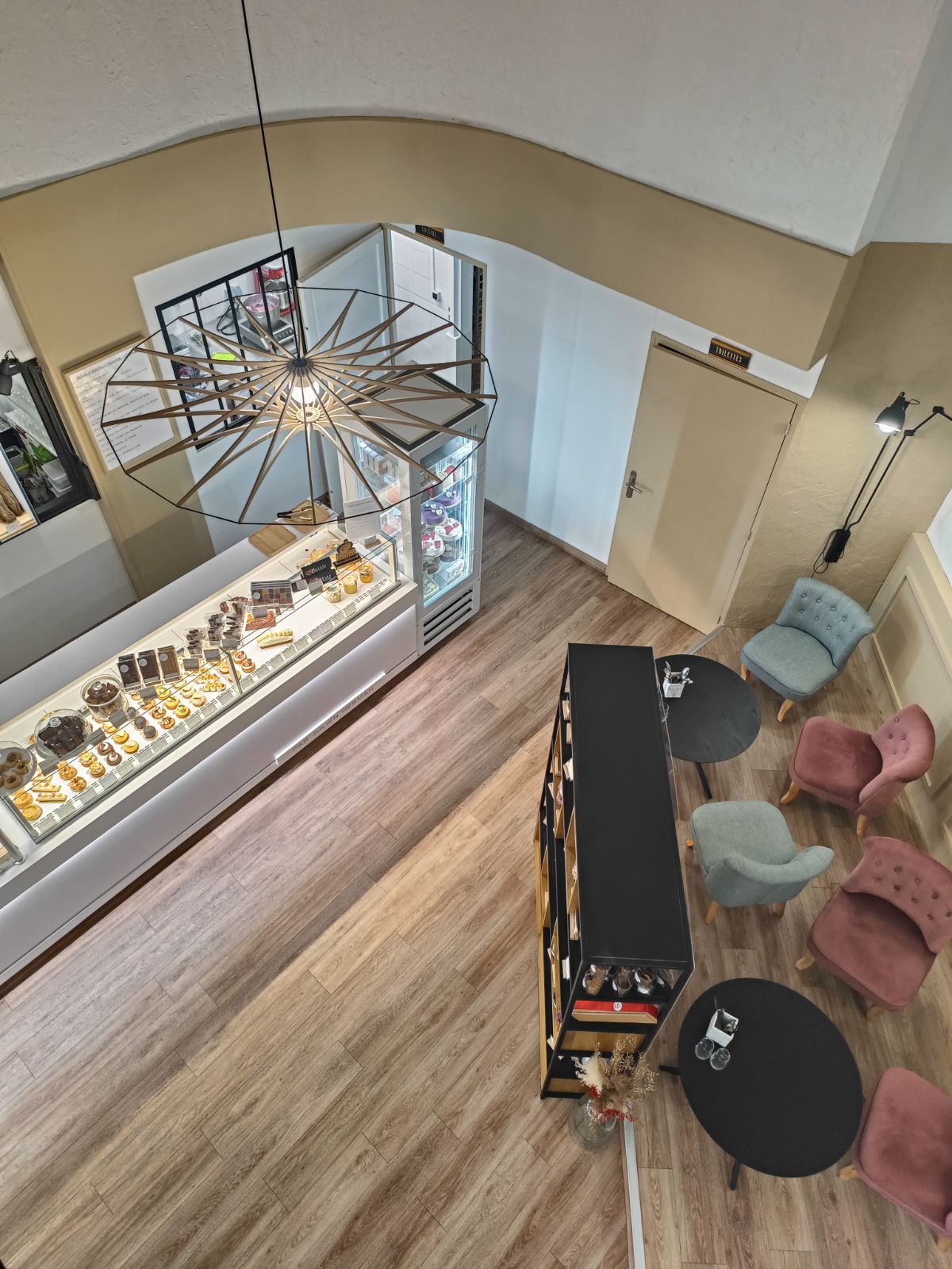 Vue du salon de thé avec ambiance chaleureuse et douce lumière